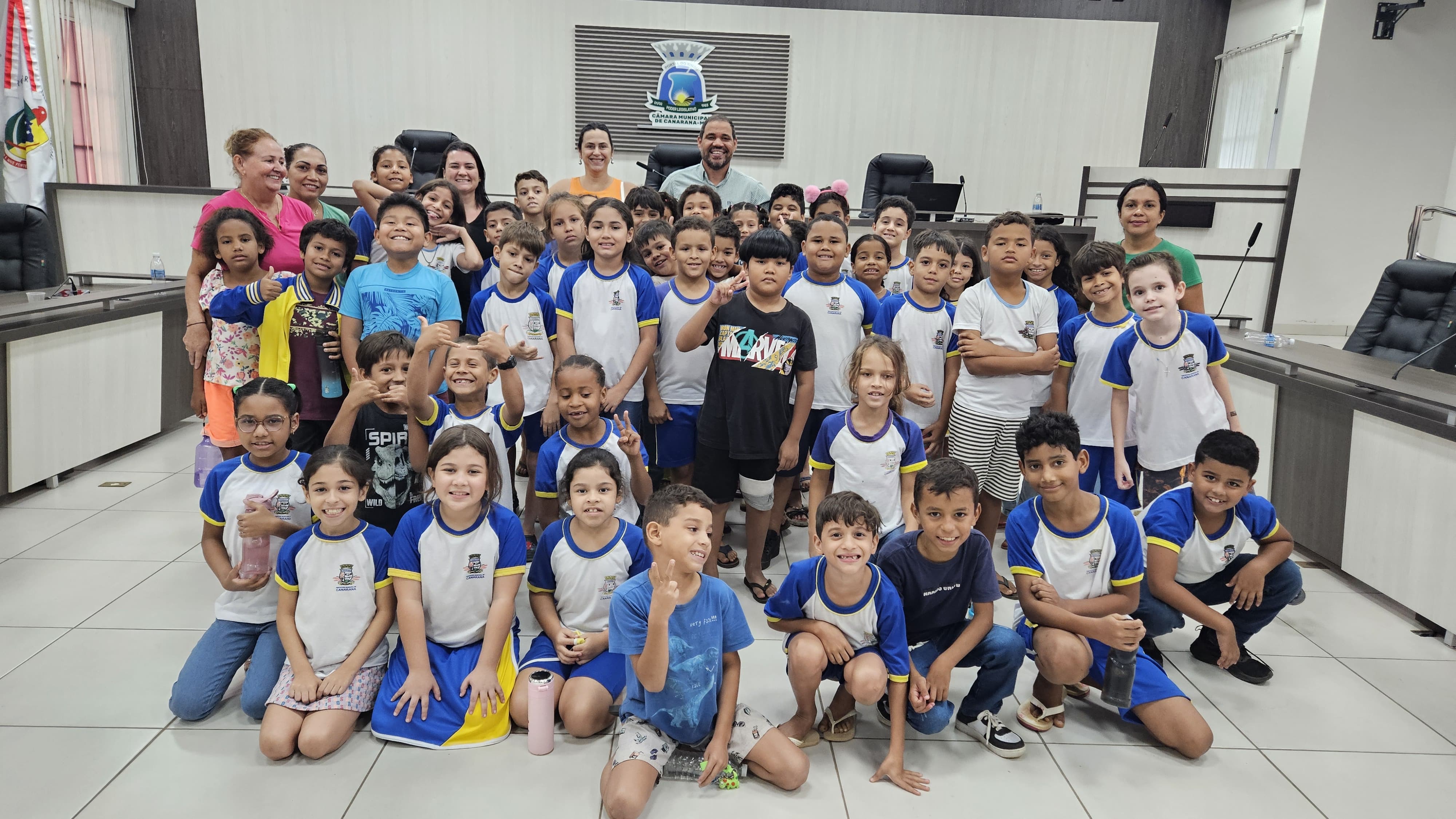 Alunos da Escola Municipal Norberto Schwantes visitam plenário e conhecem o trabalho do Legislativo